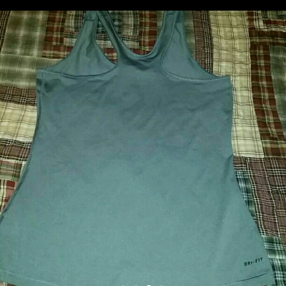 ***SOLD LOCAL***Women's Nike Tank - Picture 4 of 4