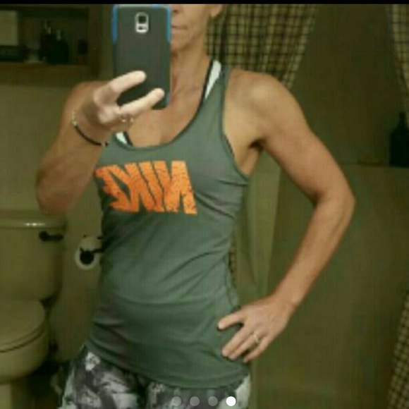 ***SOLD LOCAL***Women's Nike Tank - Picture 2 of 4
