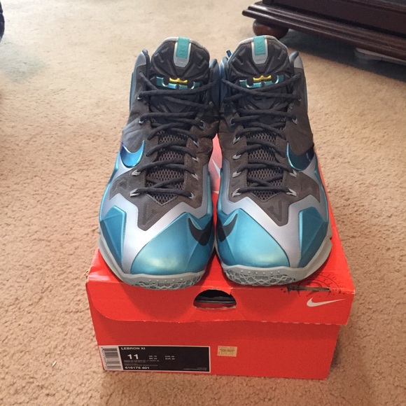 Lebron 11s Gamma Blues Sz 11