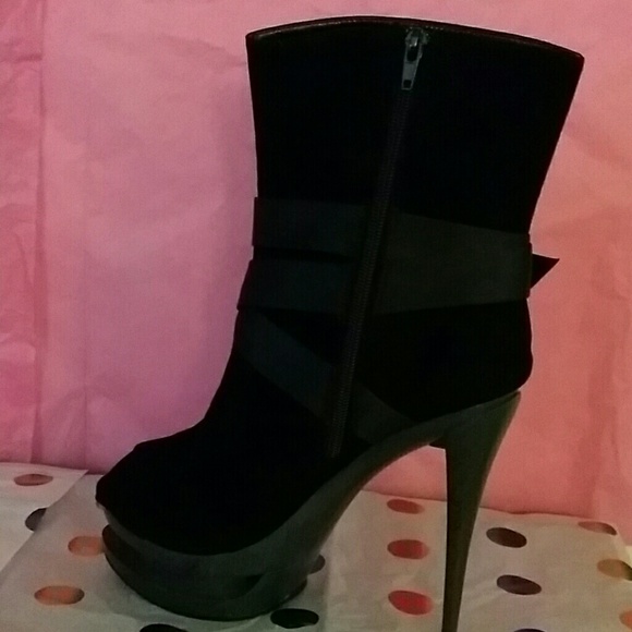 Boots - Picture 3 of 4