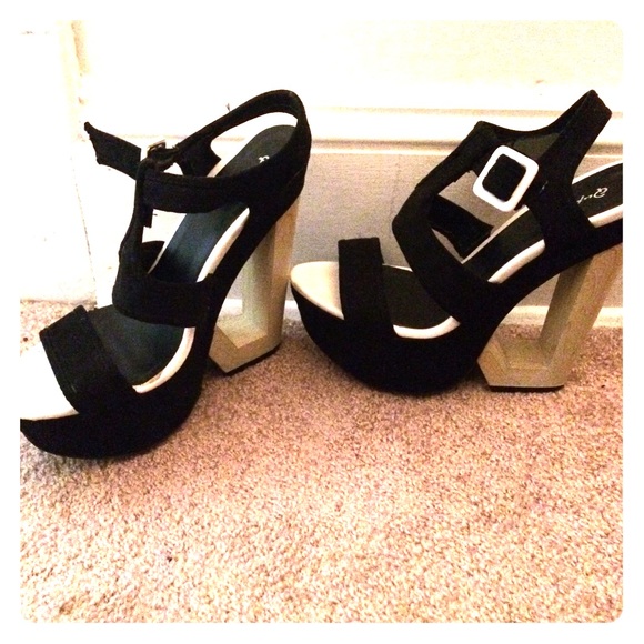 Modern, and retro, super adorable, cut out wedge! - Picture 1 of 2