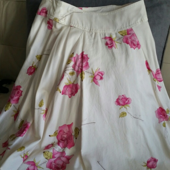 Cream skirt with pretty pink roses - Picture 1 of 3