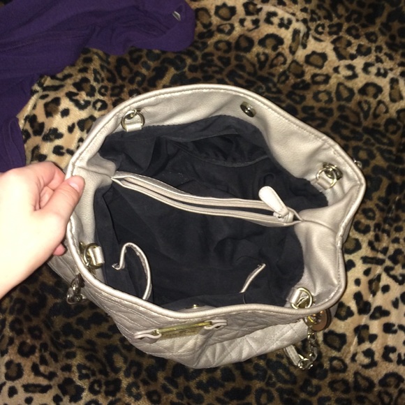 Gently used hand bag - Picture 3 of 4