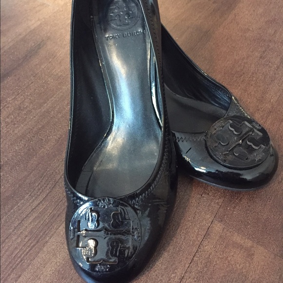 Tory Burch Patent Amy Pump; Gold Detailing! - Picture 2 of 4