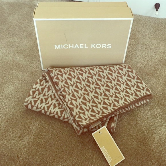 NWT Michael Kors MK printed scarf