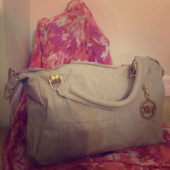 Glamorous handbag that is a must have!