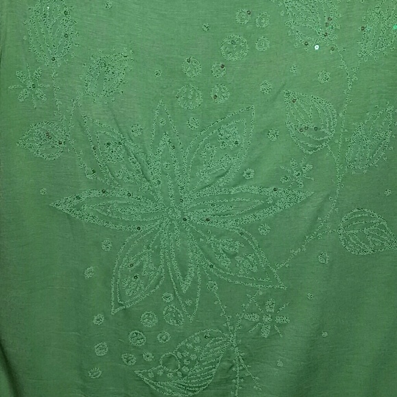 Bright green top with design - Picture 2 of 4