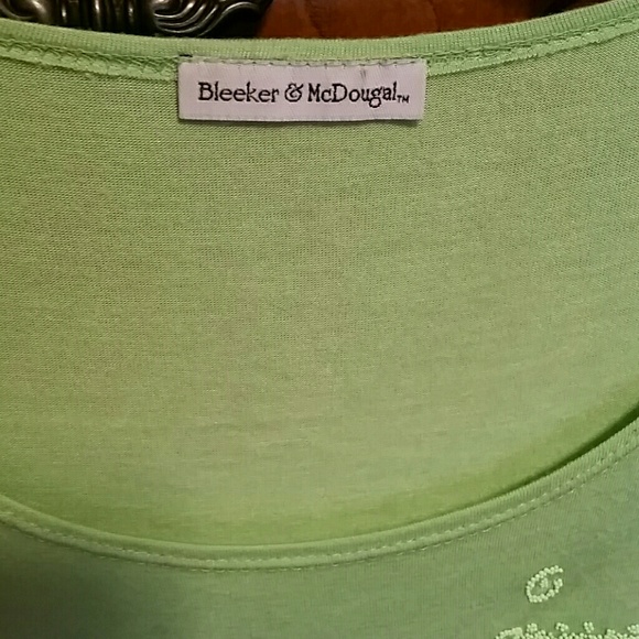 Bright green top with design - Picture 3 of 4