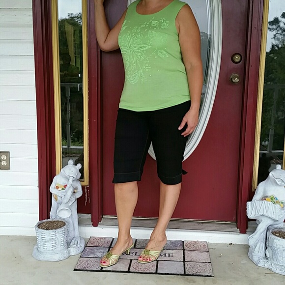 Bright green top with design - Picture 4 of 4