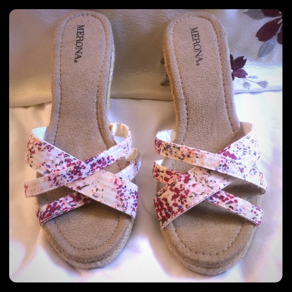 Flower print wedges