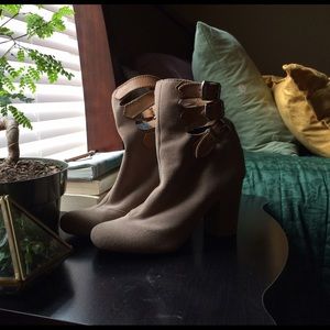 Mid-boot suede heels( pied juste)