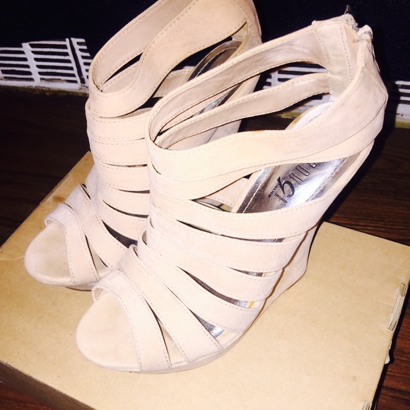 SUEDE CREAM STRAPPY OPEN TOE WEDGES