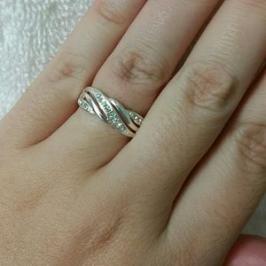 925 stamped sterling silver ring
Size 8