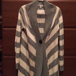 Banana Republic XS gray & white long sweater