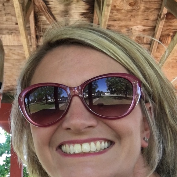 Meet your Posher, Carla - Picture 2 of 2