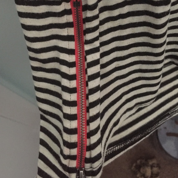 Black & White Tee with Coral Details - Picture 2 of 4