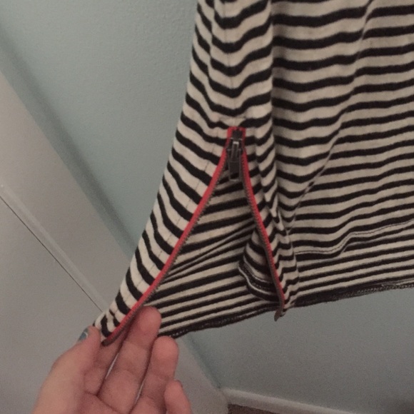 Black & White Tee with Coral Details - Picture 3 of 4