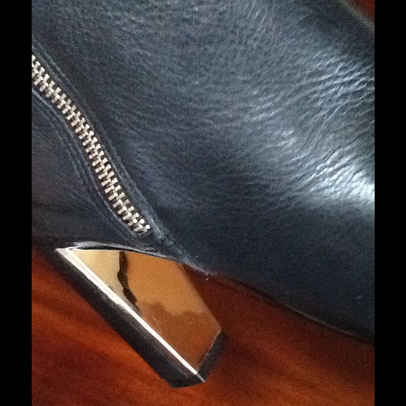 ANN TAYLOR GORGEOUS TALL BLACK LEATHER ZIP UP BOOT - Picture 3 of 4