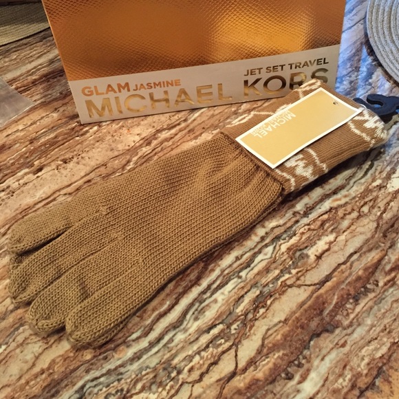 Michael Kors Accessories - ⚡️SALE⚡️Michael Kors Beige Gloves