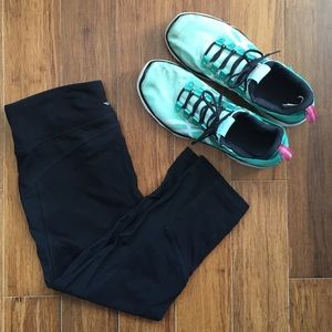Mesh paneled capris workout leggings