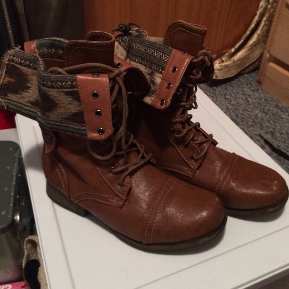 Women's size 8 1/2 adjustable brown combat boots.