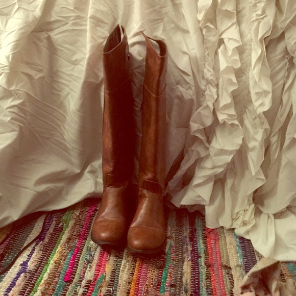 Knee high riding boots. Light brown.