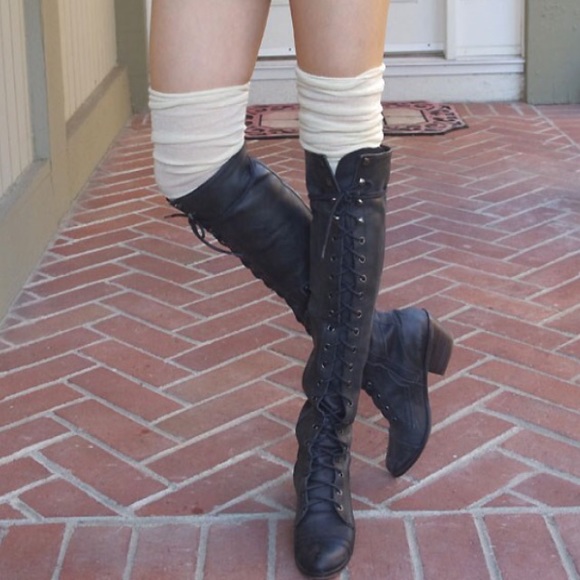 • SIZE 5.5 Black Lace Up Boots • - Picture 2 of 4