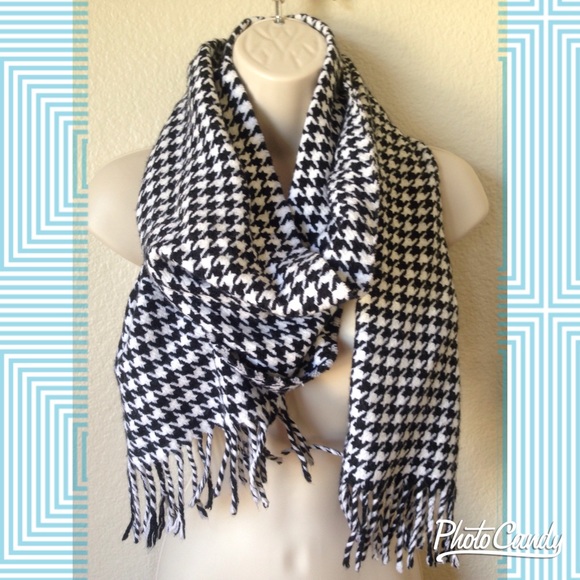 Accessories - 🚫SOLD🚫 Comfy houndstooth scarf with fringes!