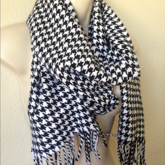 🚫SOLD🚫 Comfy houndstooth scarf with fringes! - Picture 2 of 4