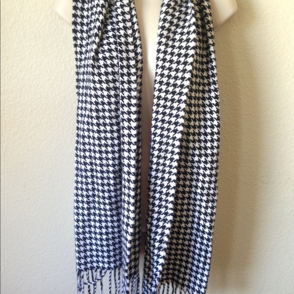 🚫SOLD🚫 Comfy houndstooth scarf with fringes! - Picture 3 of 4