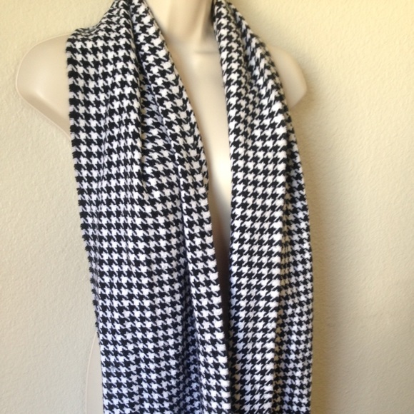 🚫SOLD🚫 Comfy houndstooth scarf with fringes! - Picture 4 of 4