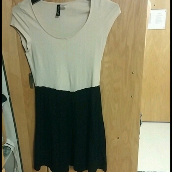 Ten and black dress - Picture 2 of 3