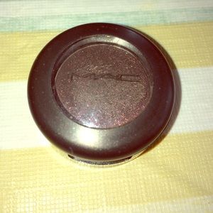 Mac eyeshadow in beauty marked velvet