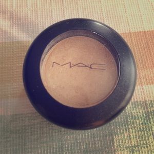 Mac eyeshadow in ricepaper frost