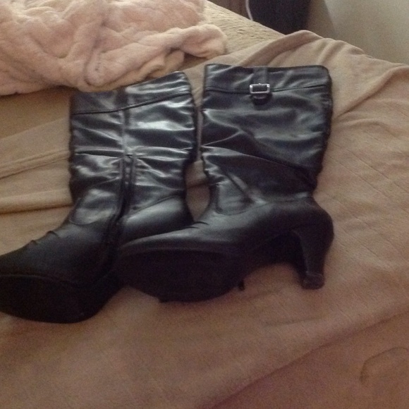 Black heeled boots