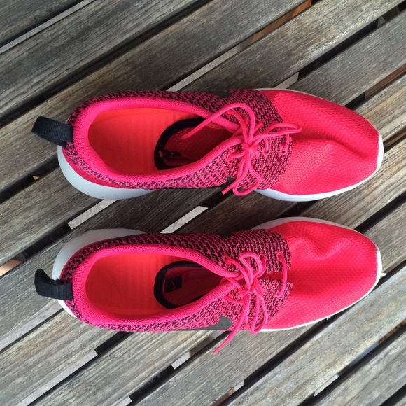 Unisex pink Roche runs