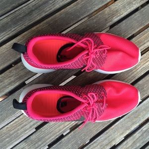 Unisex pink Roche runs