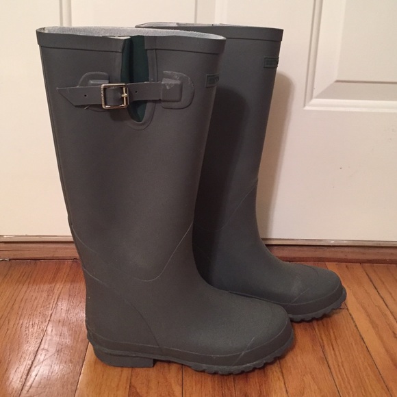 Like new Tretorn size 37 grey rain boots.