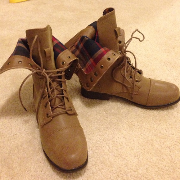 Size 7.5 combat boots. NEVER WORN.