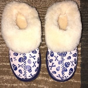 Uggs I heart dream skull slippers ( kids size:3 )