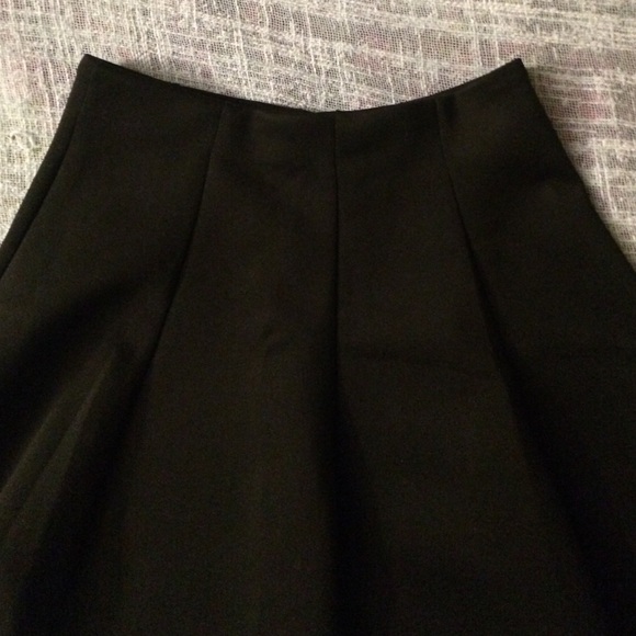 Black , pleated Zara skirt - Picture 2 of 3