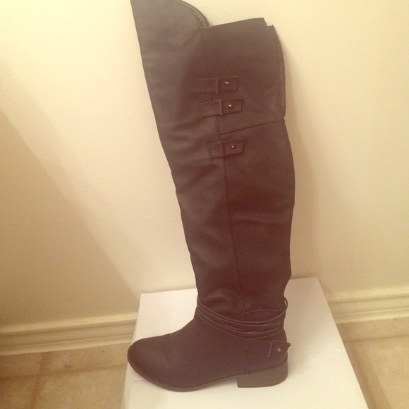 Knee high black boot