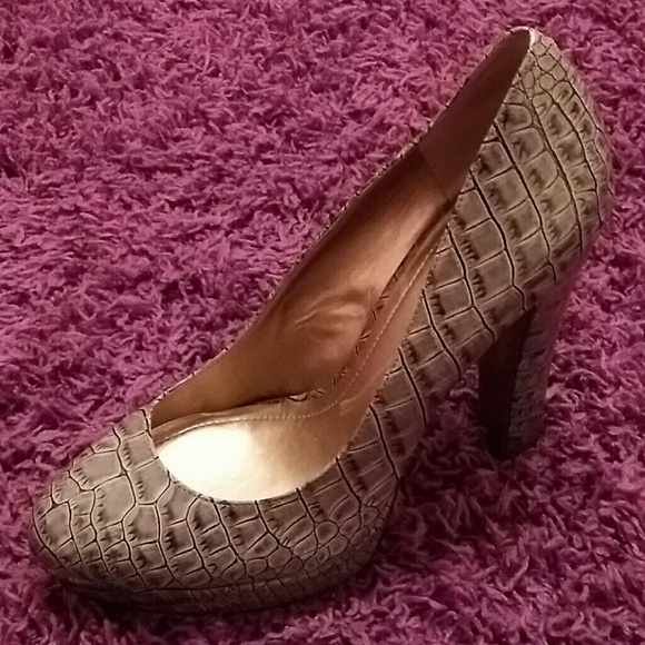 Heels - Picture 2 of 3