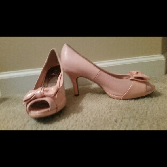 Pale pink bow peep toe kitten heel