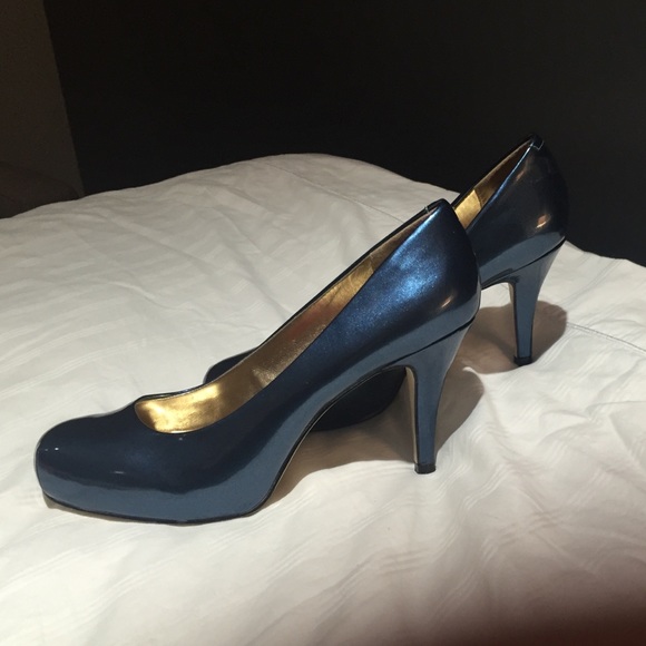 Blue heels. About 2.5 inches.