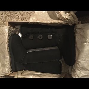 7 UGG 3 Bailey Button