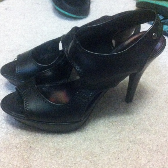Vera Wang Shoes - Size 7 Vera Wang black heels.