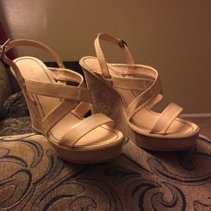 Nude Wedges 👠