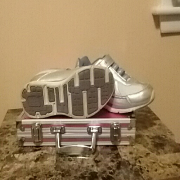 Shoes - Picture 3 of 4