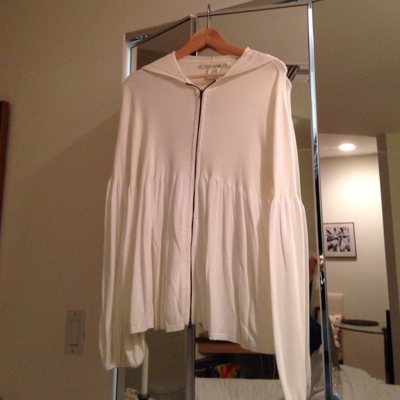 Sweater-zip up tunic length. Winter White